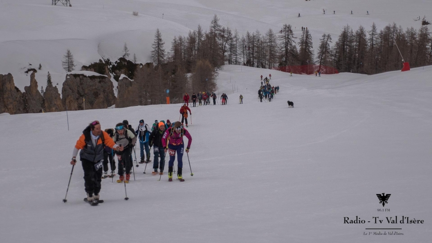 Le peloton de cette dernière Avaline Trax a l'assaut du dernier mur