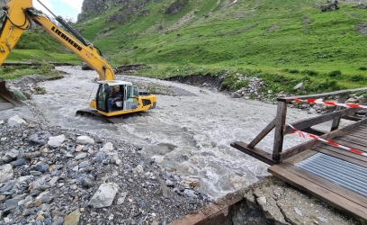 Pelle mécanique protégeant le pont del'ancien hameau du Fornet vendredi pendant les crues