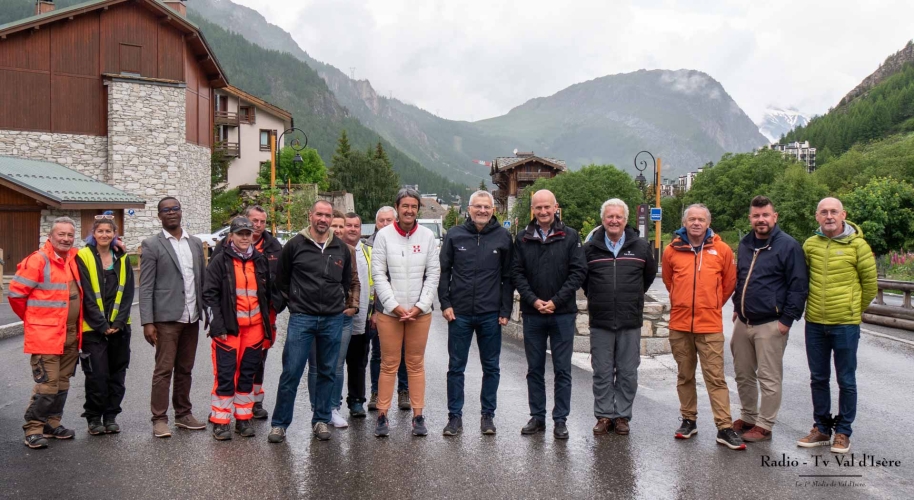 Elus et agents de la commune et du département hier lors de l'inauguration de l'Avenue du Prariond