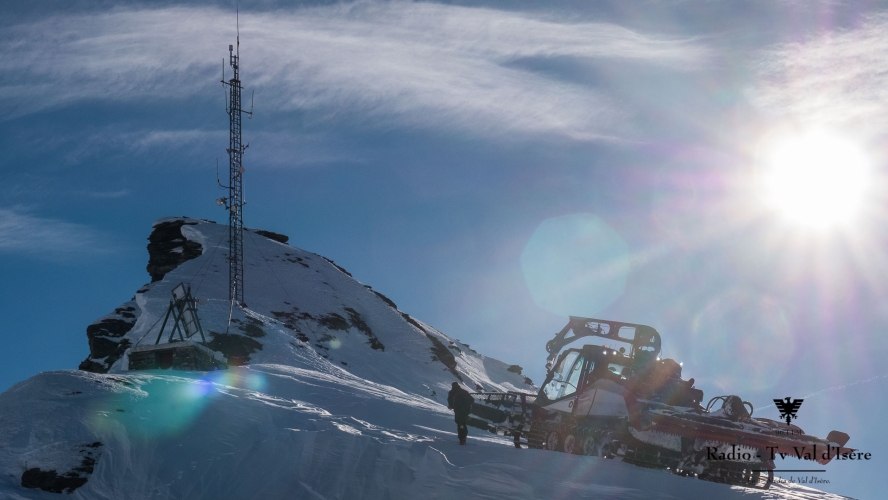 Une dameuse utilisant le treuil pour atteindre le sommet de la crête des Leissières