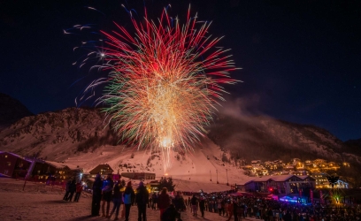 Feu d'artifice hier soir a l'issue de la descente aux flambeaux des moniteurs