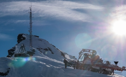 Une dameuse utilisant le treuil pour atteindre le sommet de la crête des Leissières