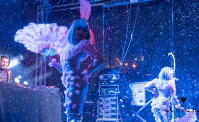 Danseuses sous la neige hier soir pour le spectacle du Nouvel An