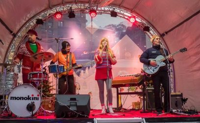Concert de Noël avec le groupe Monokini hier soir sur la place de l'avenue Olympique