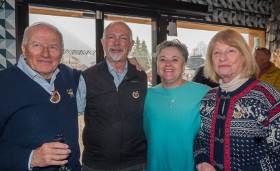 Andrés Patrs et sa marraine Christèle Bonnevie entourés de leurs amis, eux aussi médaillés