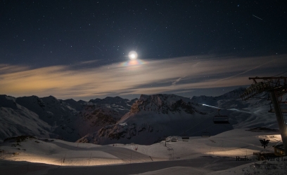 La lune au dessus d'un voile nuageux